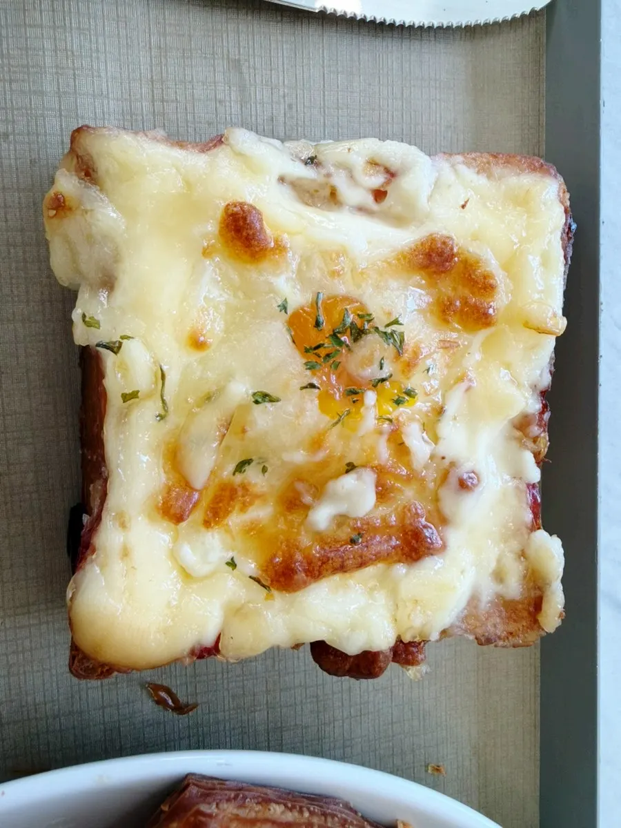 Pastry filled with egg and cheese