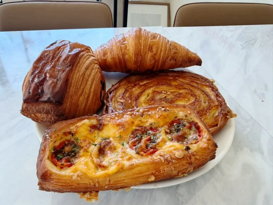 Tomato cheese pastry