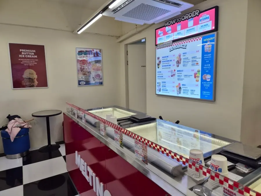 Local con helados y menú de café