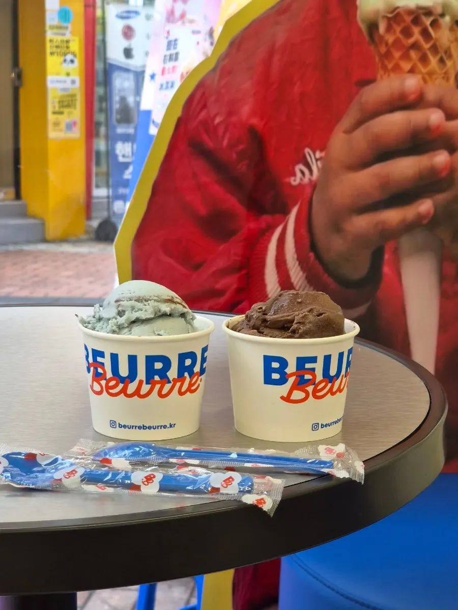 Una bola de helado de tamaño generoso
