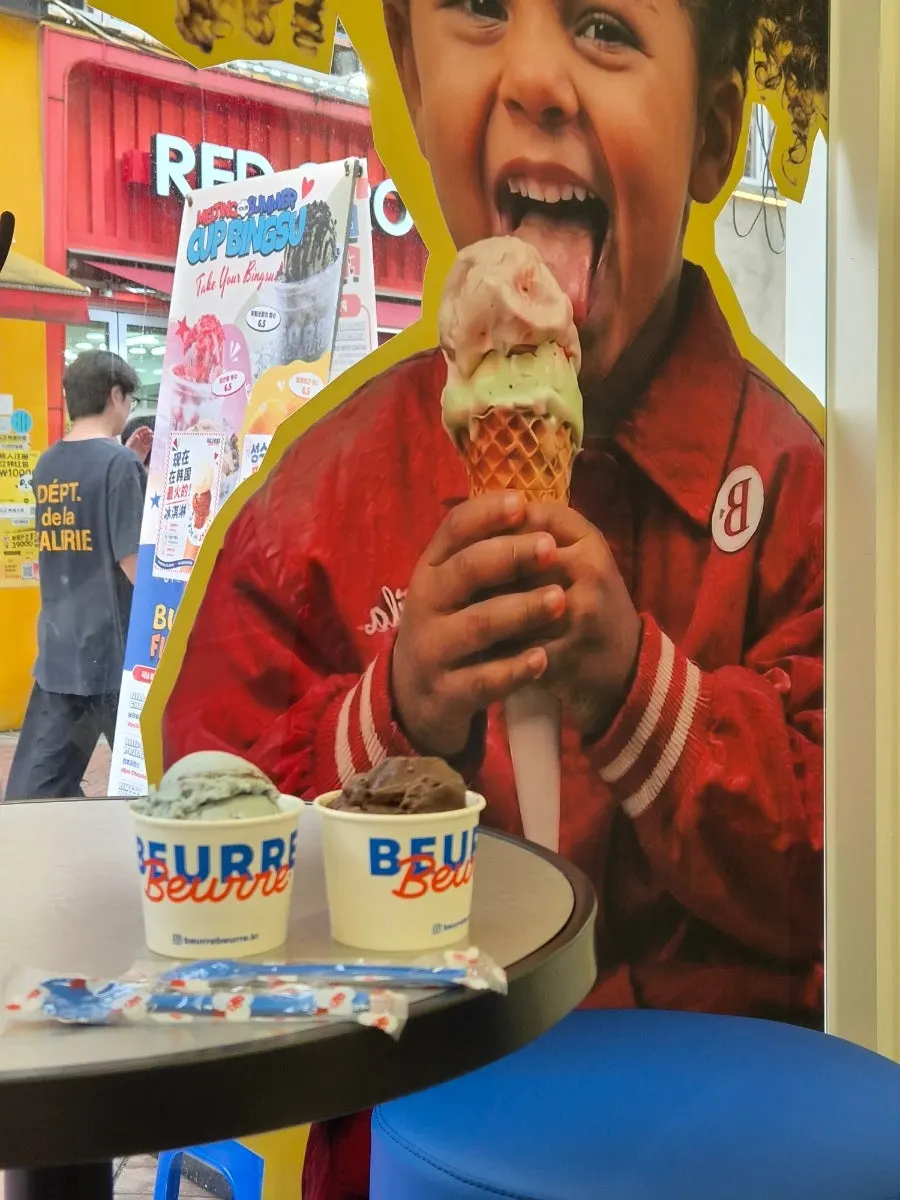 Una generosa bola de helado comparada con una mano