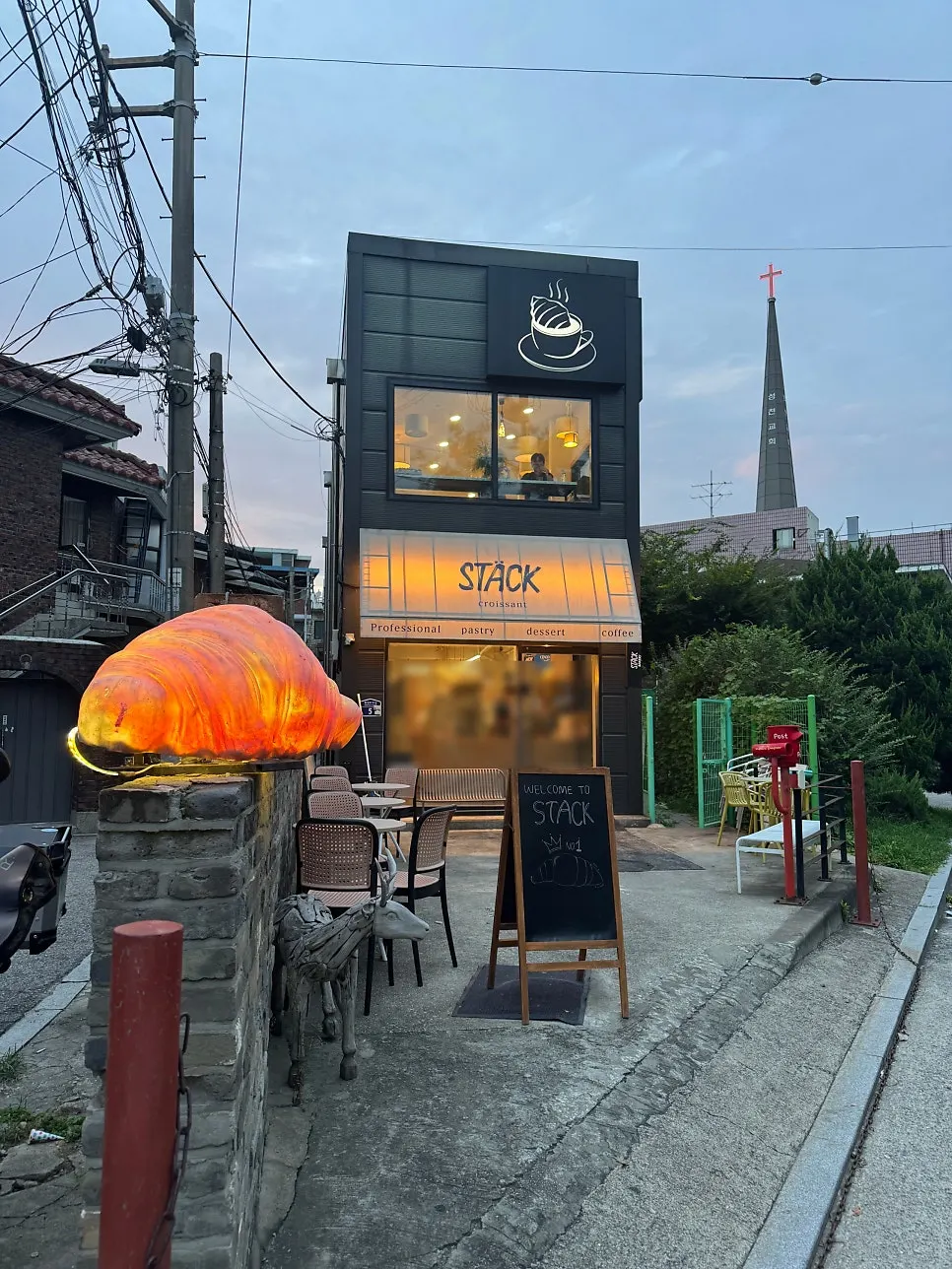 조명이 켜진 스택베이커리 외관