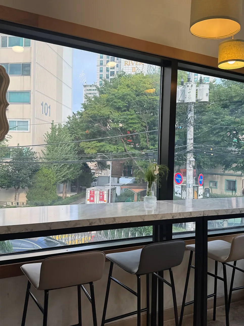 유명인 사인이 있는 실내 공간