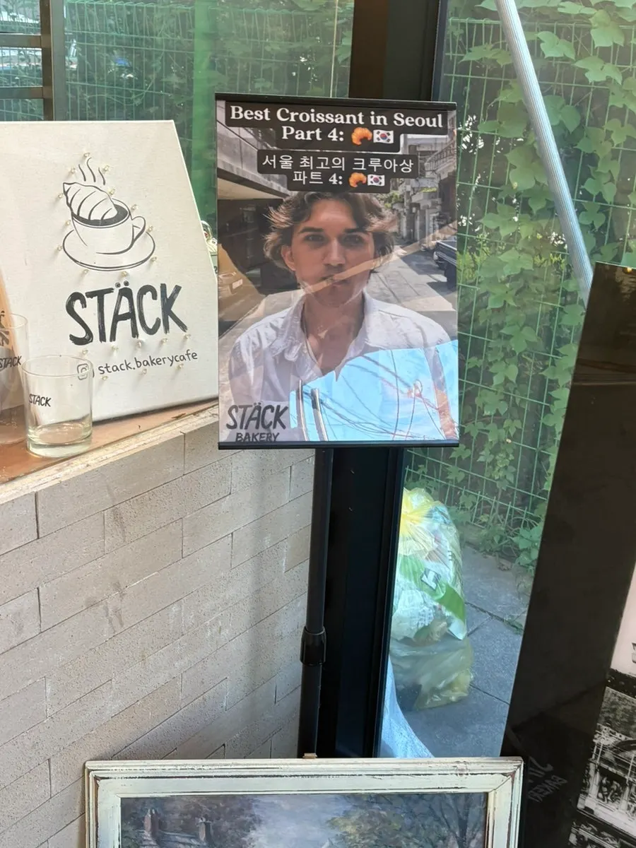 Outside the entrance of Stack Bakery Konkuk University Station Main Branch