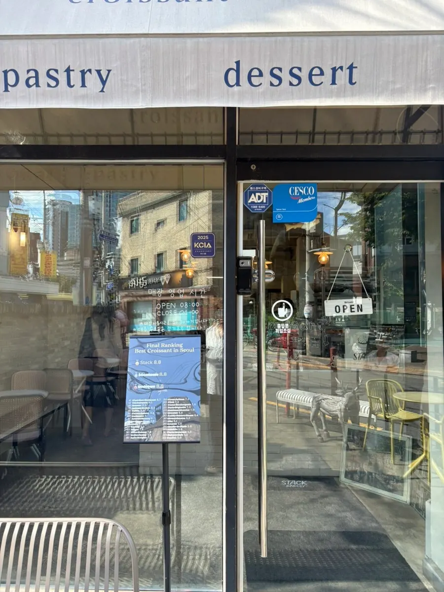 Outside the entrance of Stack Bakery Konkuk University Station Main Branch