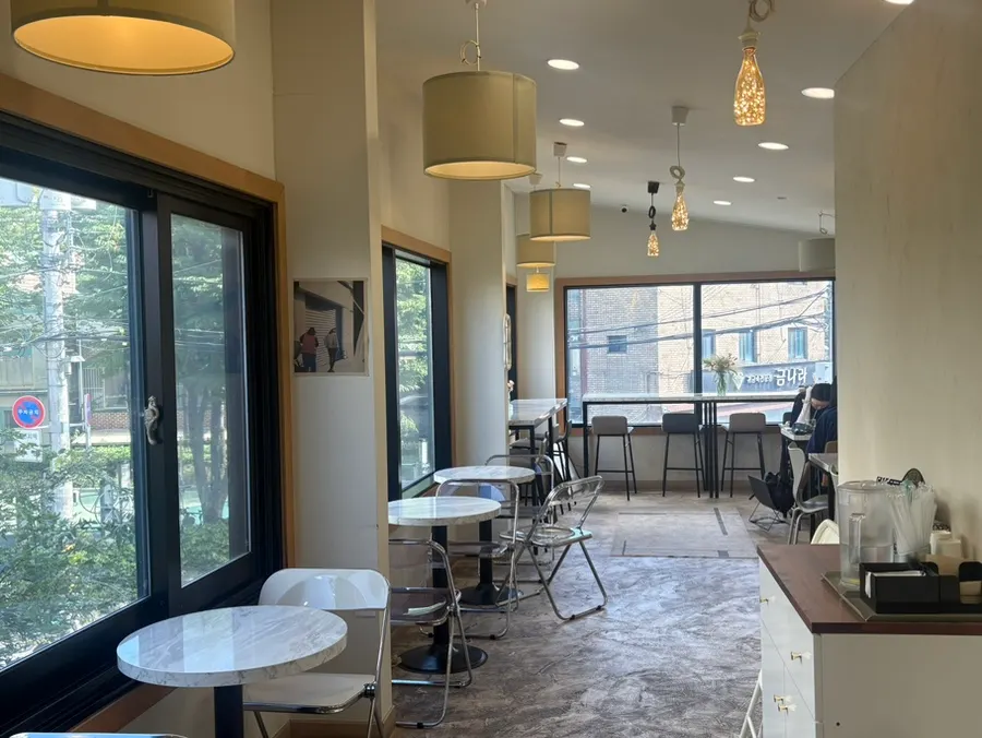 Upstairs seating area at Stack Bakery Konkuk University Station Main Branch