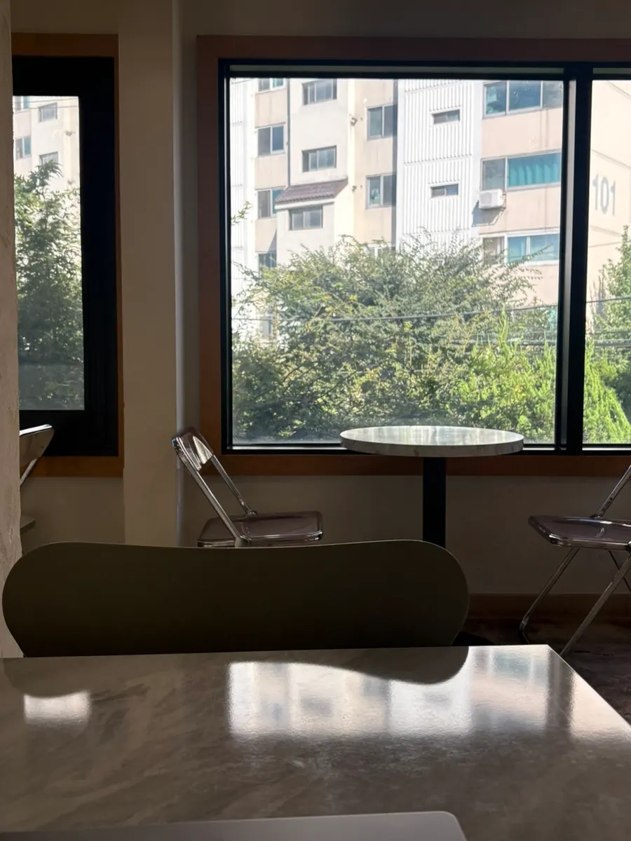 Window seat for enjoying bread