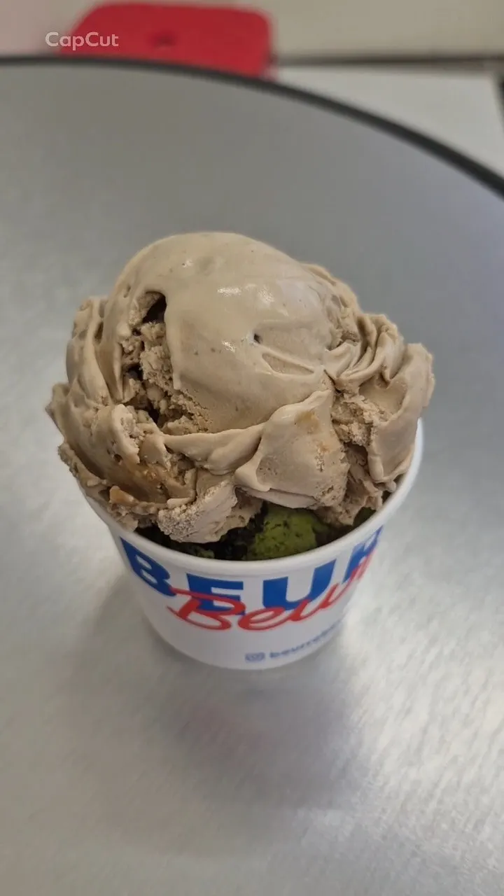 말차와 월넛 카라멜을 담은 더블 컵