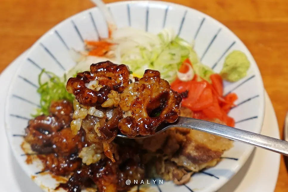 Rice bowl with beef intestine and beef brisket