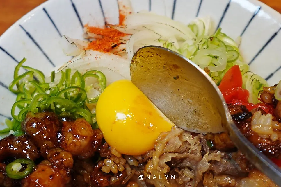 Glossy beef intestine and beef brisket rice bowl