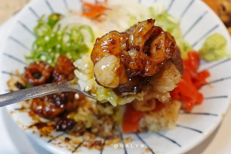 Filling horumon-don rice dish