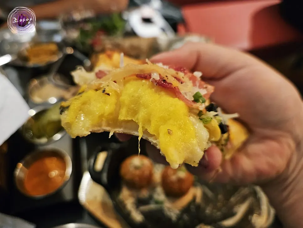 초를 켠 피자 받침