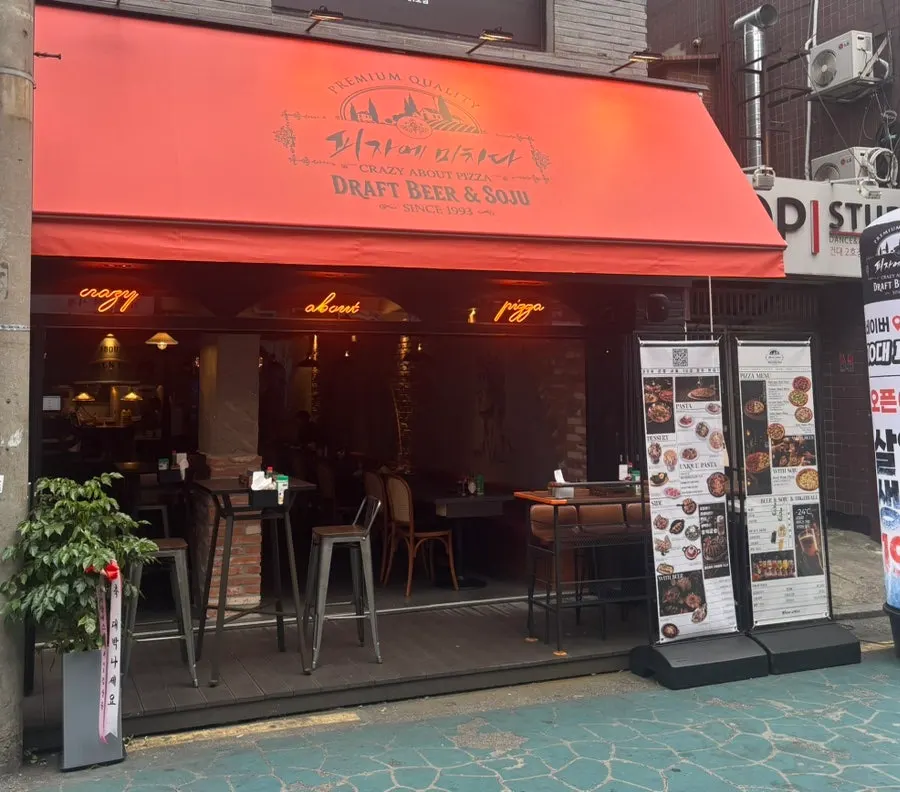 Half-and-half pizza and sides set on the table at Pizza E Michida Konkuk