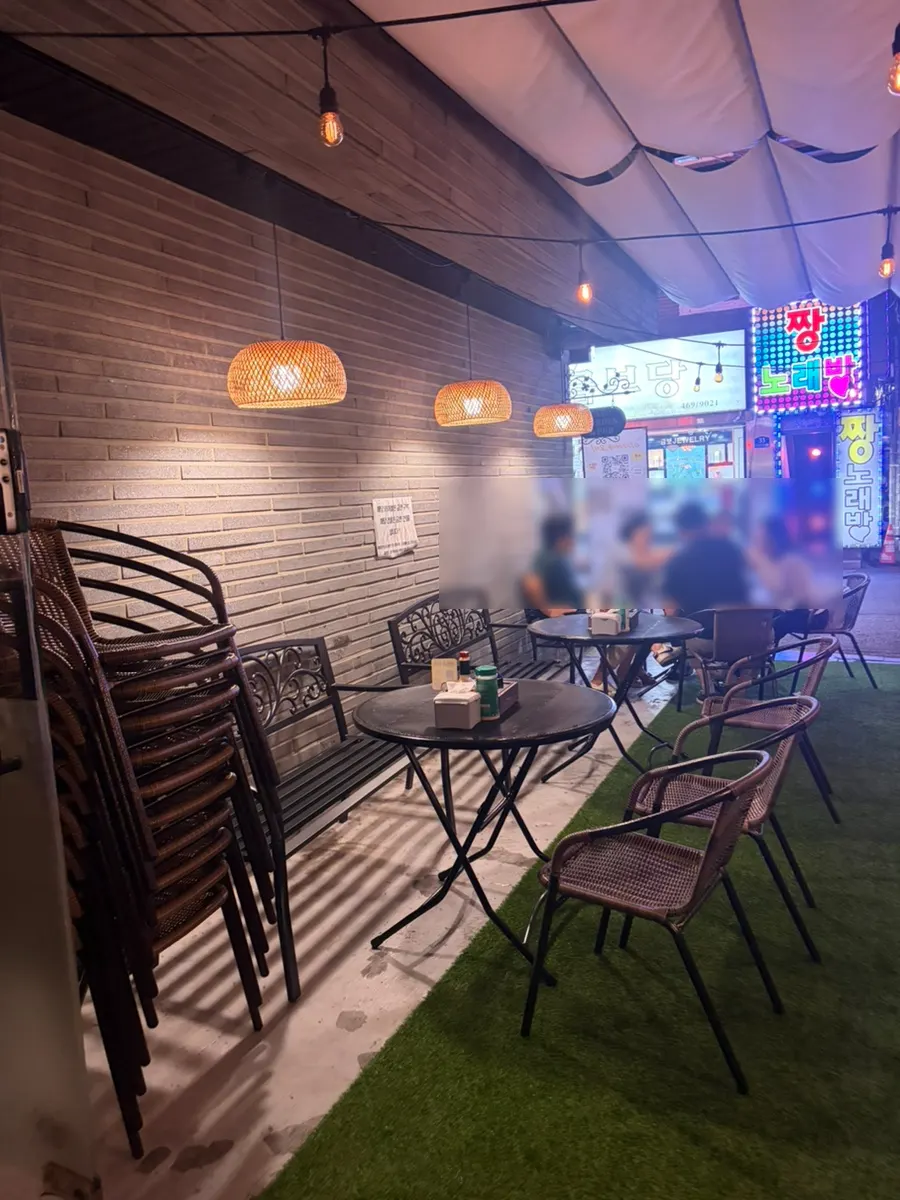 야장이 보이는 창가 좌석과 높은 테이블석
