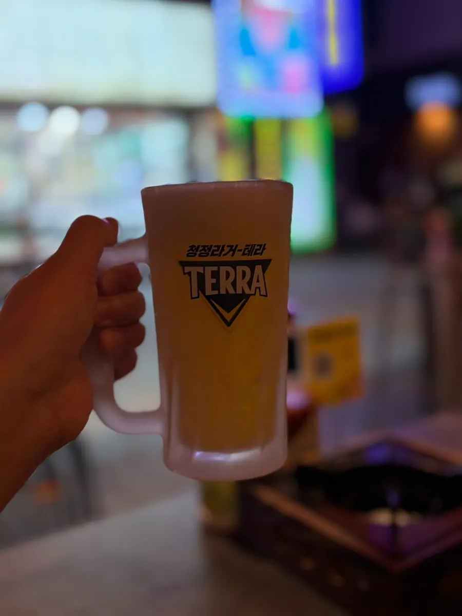 얼음잔에 담긴 시원한 생맥주 한 잔