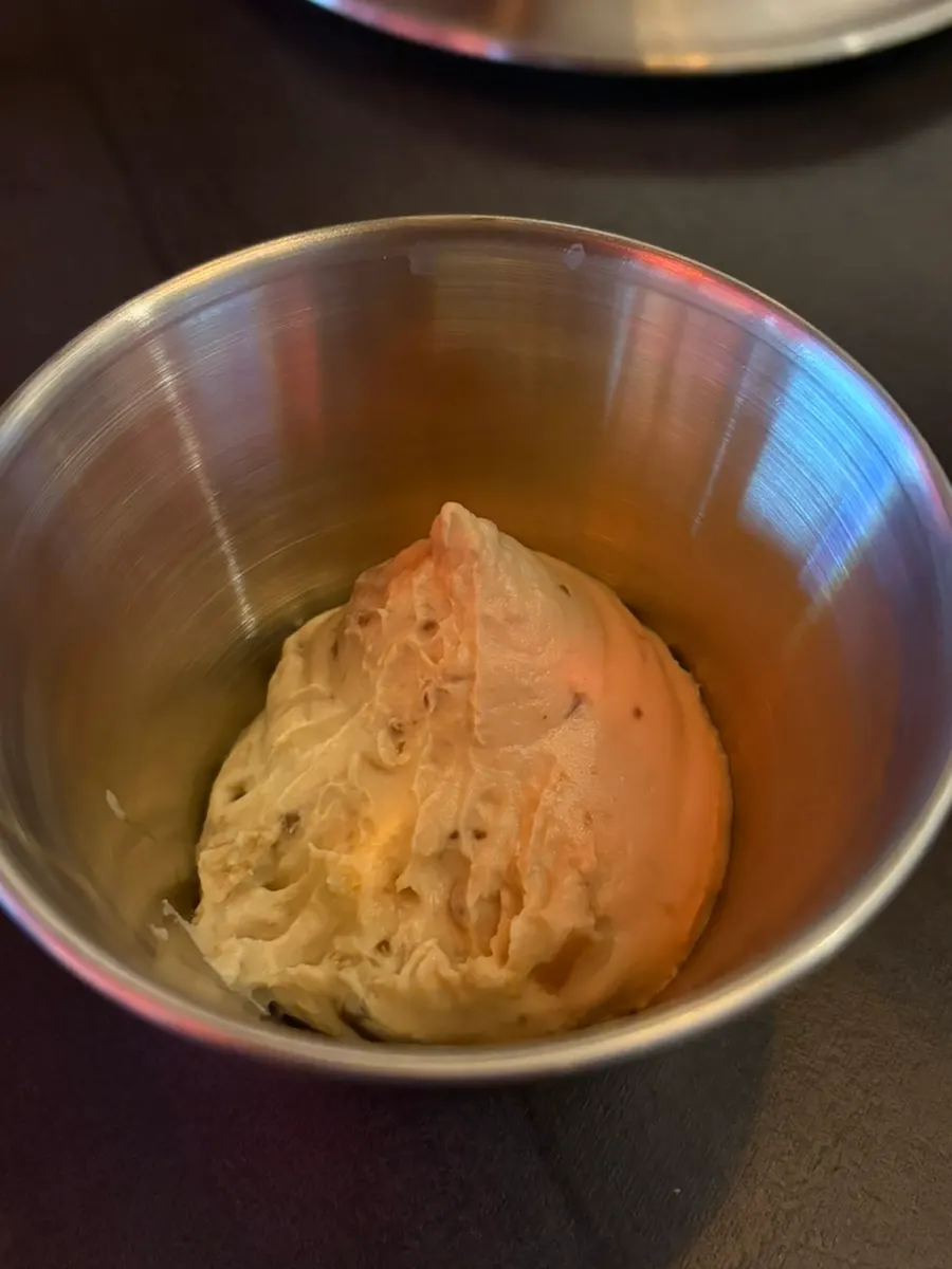 테이블에 차려진 반반피자와 맥주