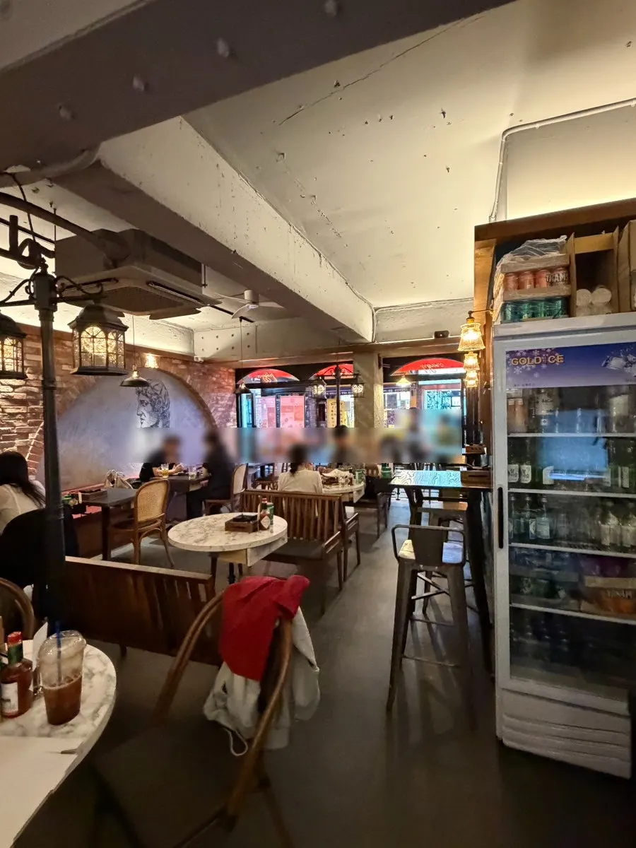 Interior of Pizza E Michida Konkuk University Branch with a pizza pub feel