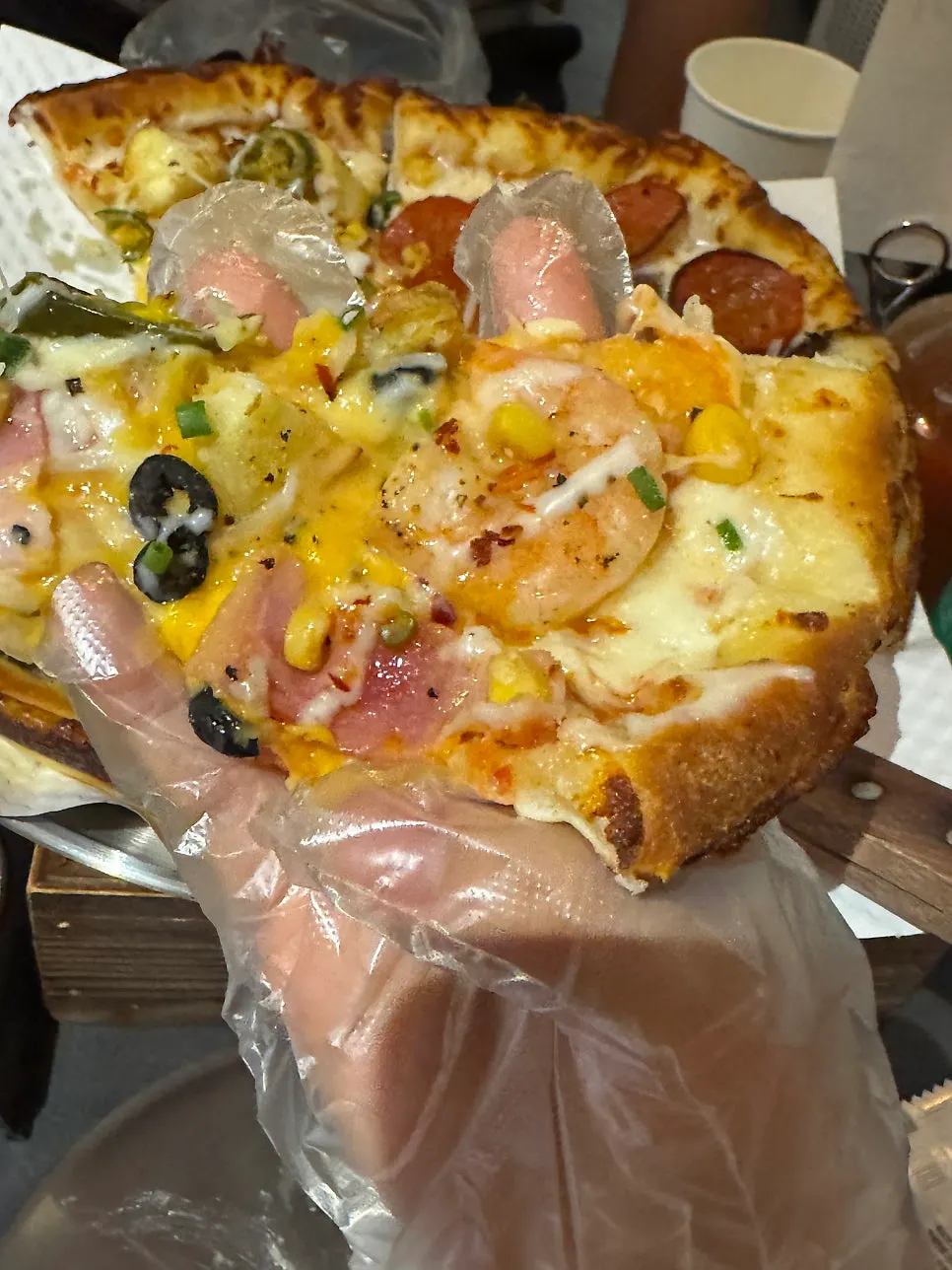 통통한 새우 토핑이 보이는 투움바 피자 조각