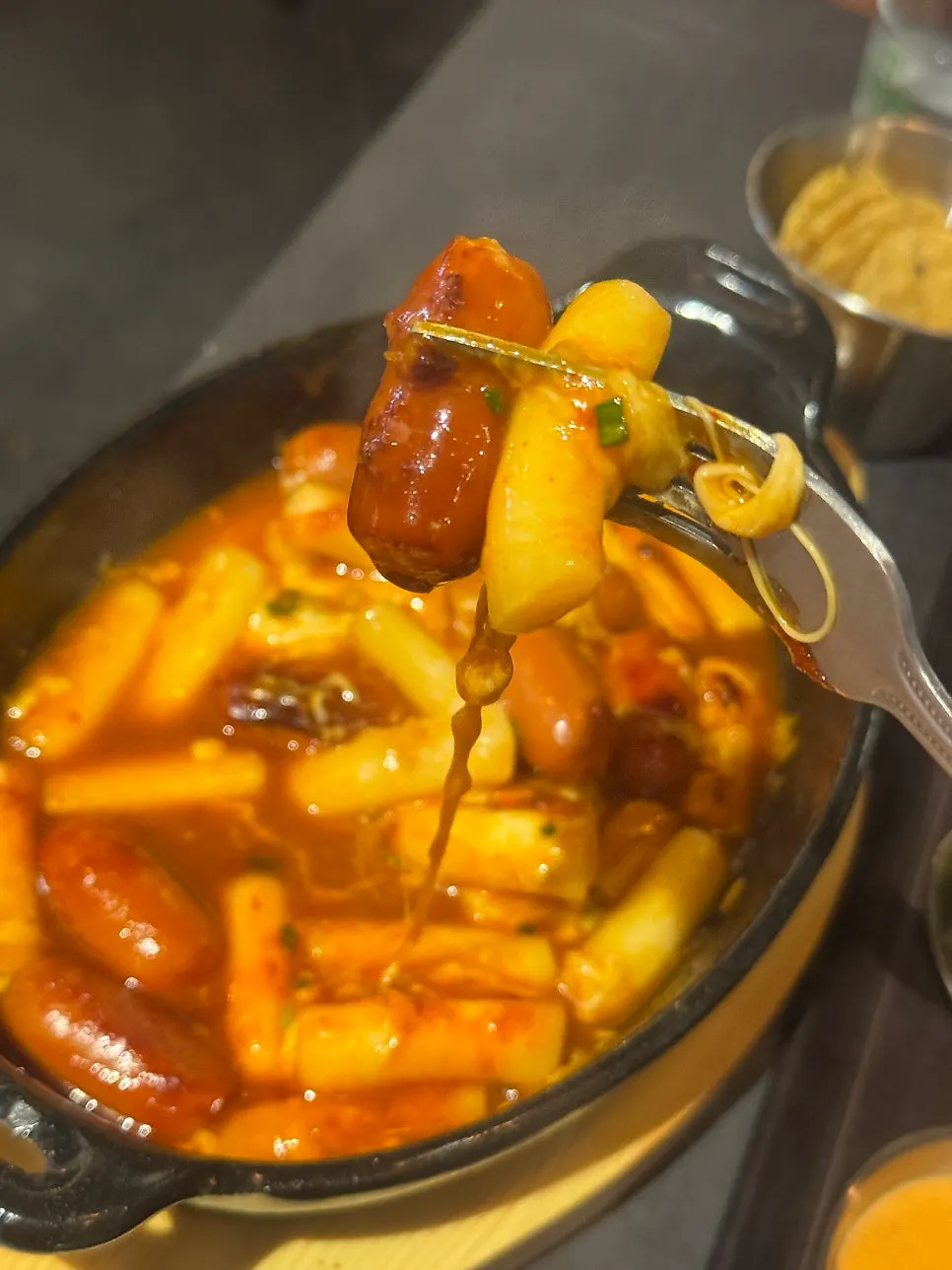 떡과 비엔나소시지에 치즈를 올린 떡볶이