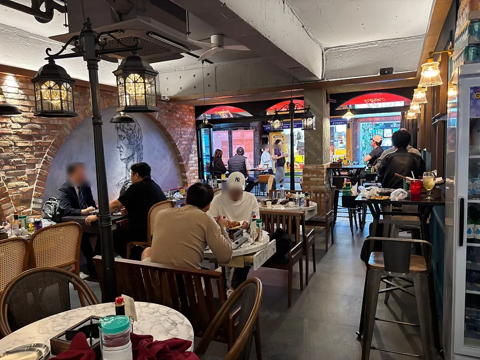 Foreign pub-style interior of Pizza E Michida Konkuk Branch