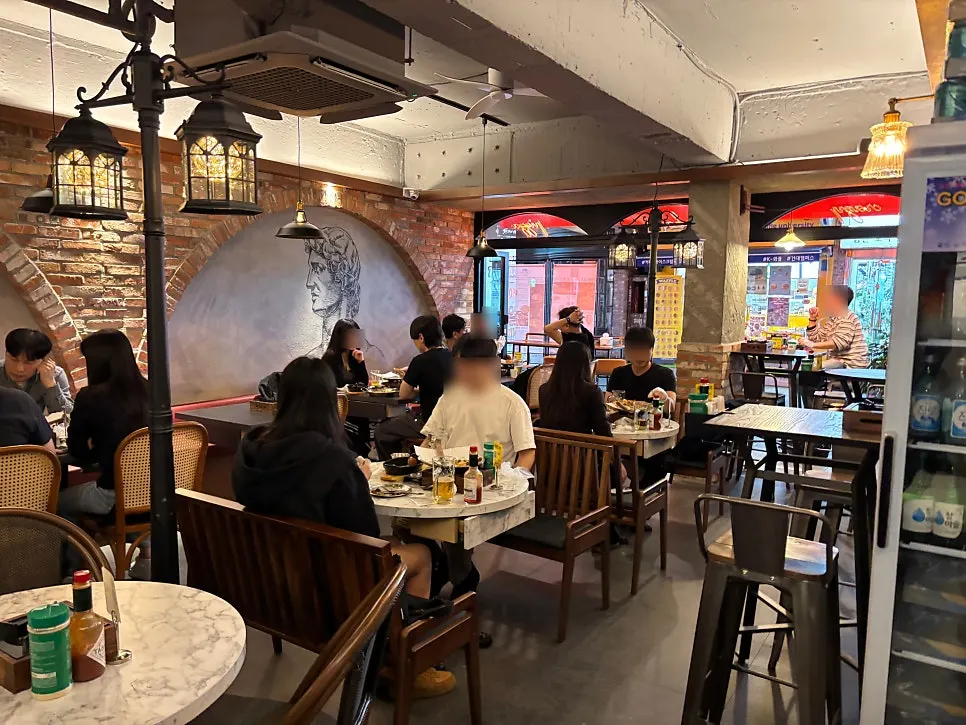 Indoor table seating at Pizza E Michida Konkuk Branch