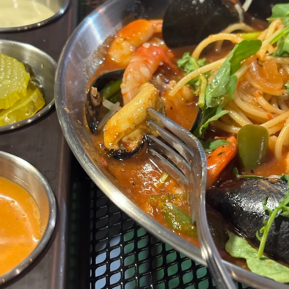 Big mussels and shrimp visible in the pastang