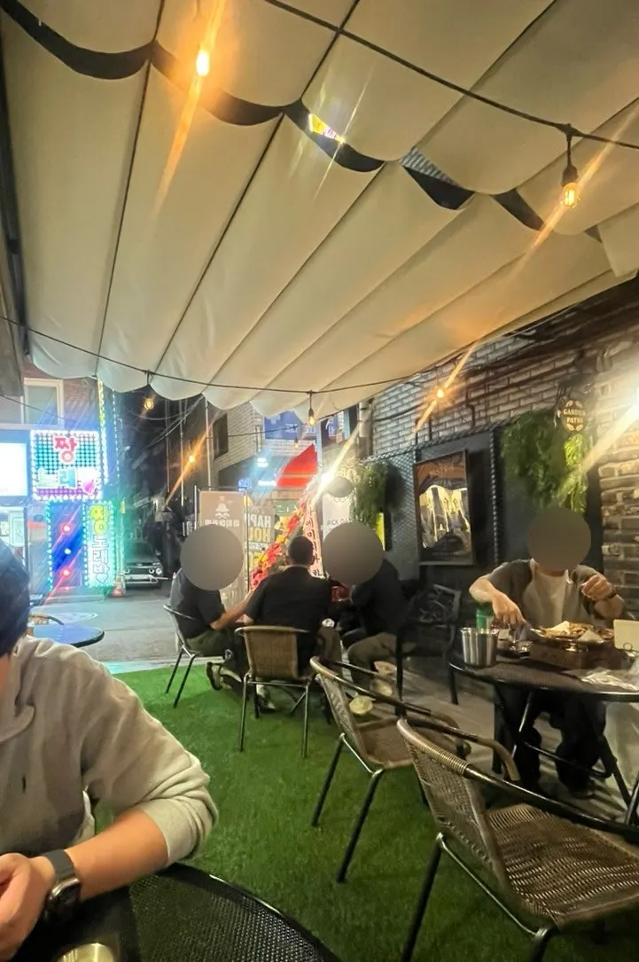 전면을 개방한 피자에미치다 건대점 테라스 좌석