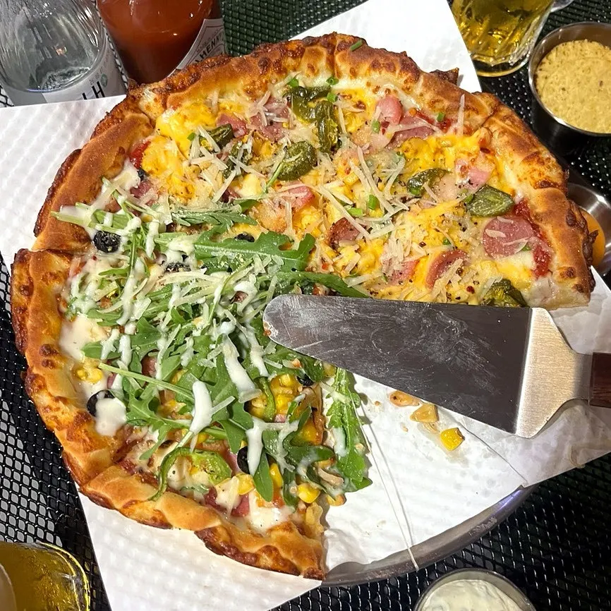 고체연료 화로 위에 올려진 반반피자