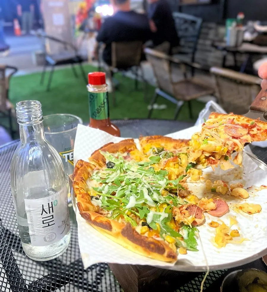 마카로니가 듬뿍 올라간 맥앤치즈 베이컨 할라피뇨 피자