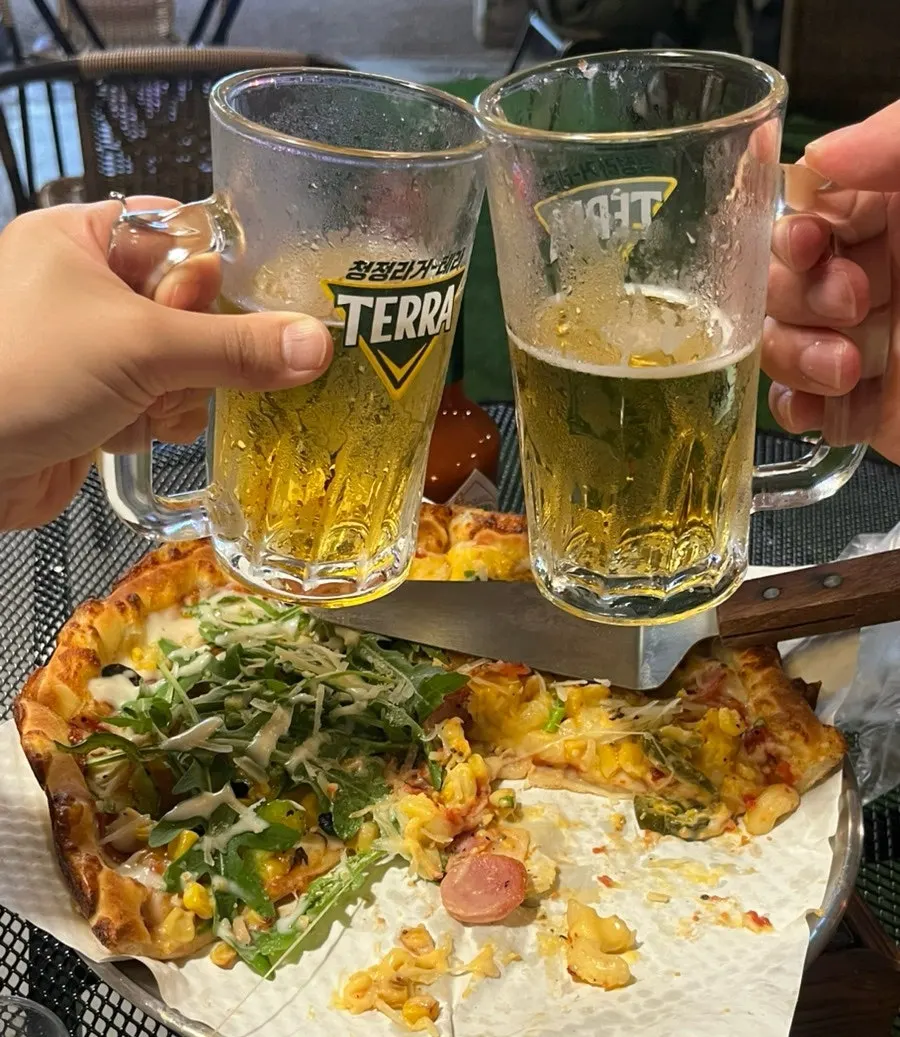 피자와 함께 마신 생맥주 두 잔