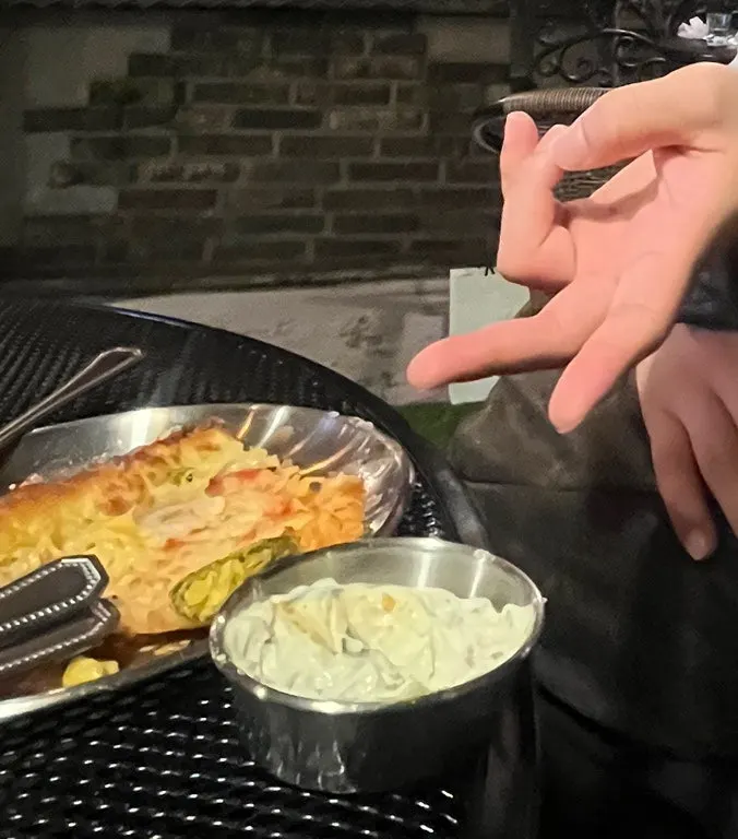 피자 한 조각과 술잔을 든 순간
