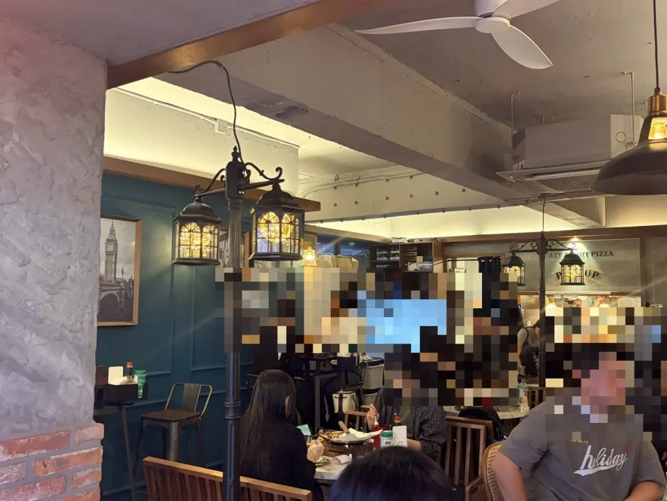 일요일 저녁 붐비는 매장 내부