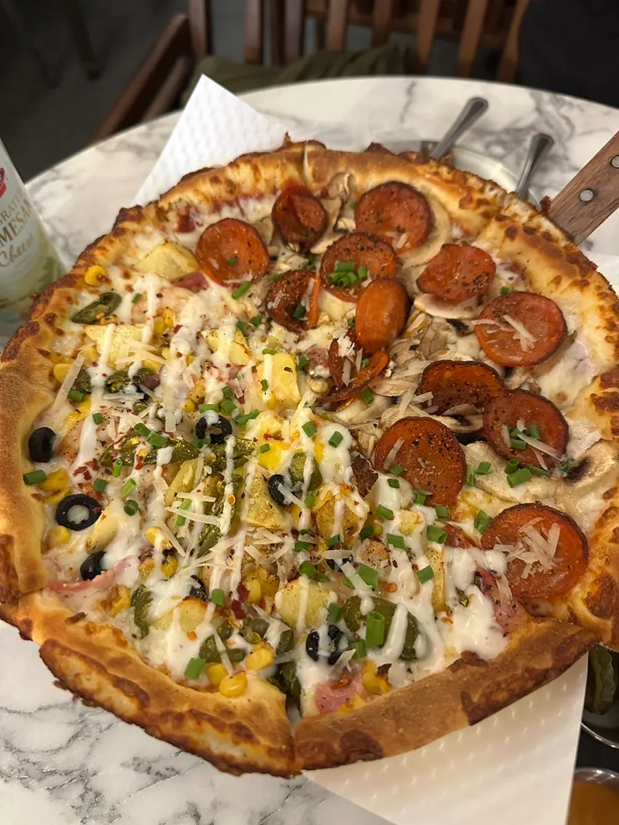 양초 위에 올려진 시그니처 반반피자