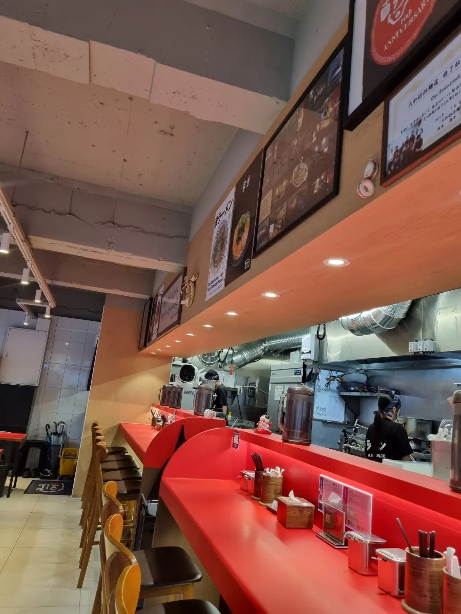 Tables for two to four people and counter seats