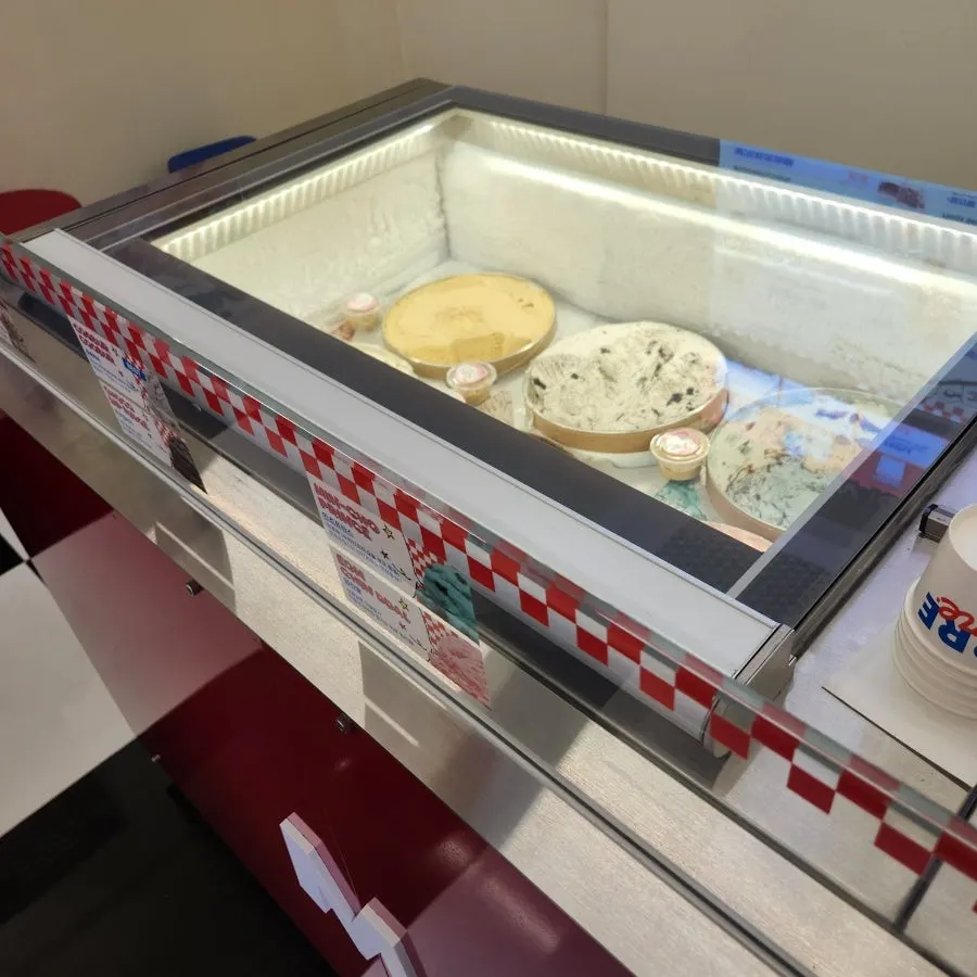 진열된 여러 가지 아이스크림 맛