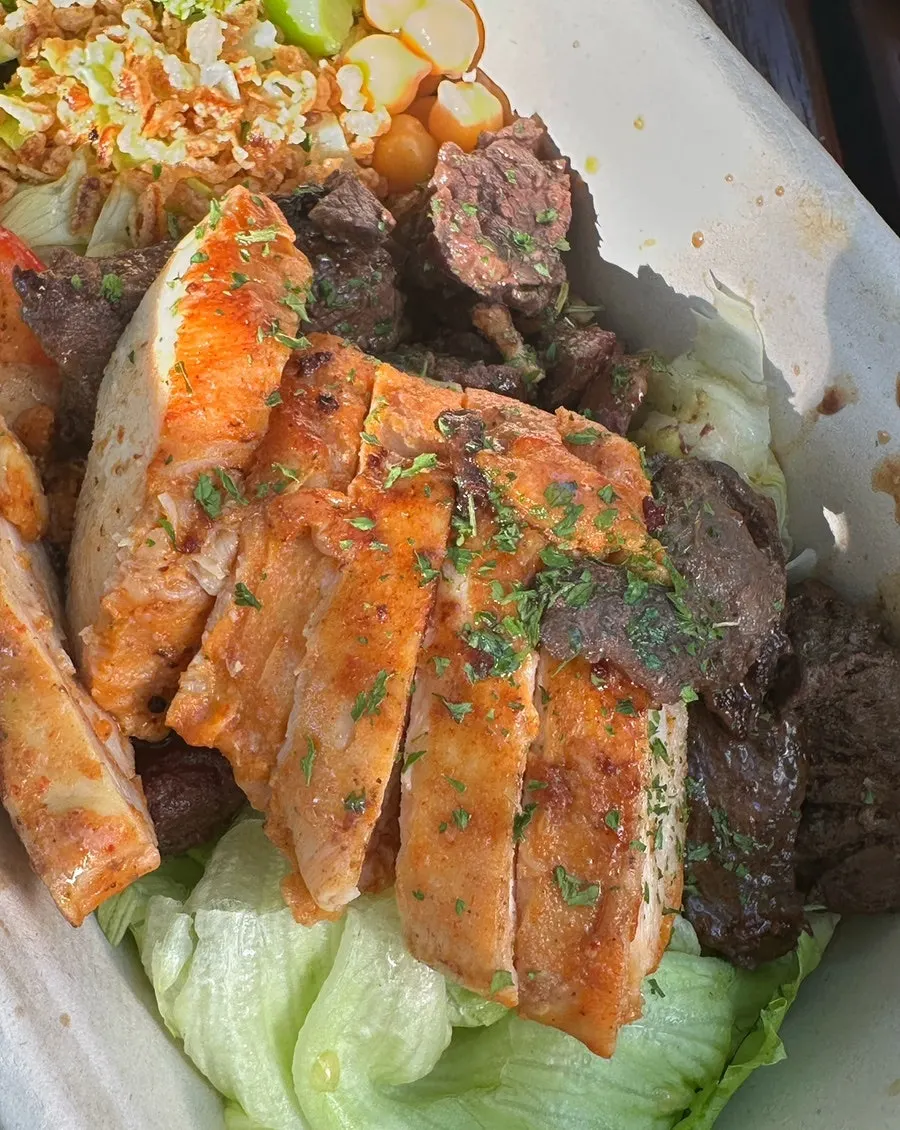 Light protein box with chicken and beef