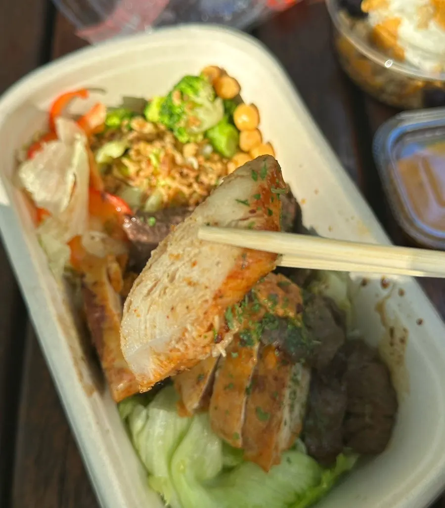 Salad mix with onion crepe and chickpeas