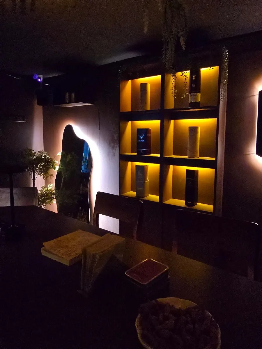 Korean-letter-ㄷ-shaped bar table