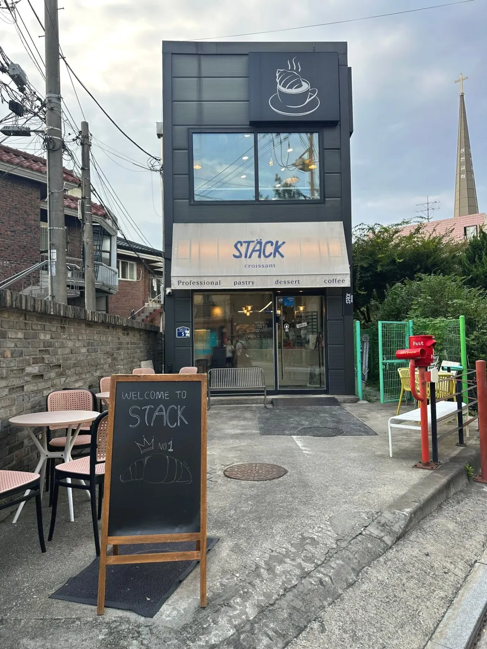 Exterior of Stack Bakery between Konkuk University Station and Jayang Station