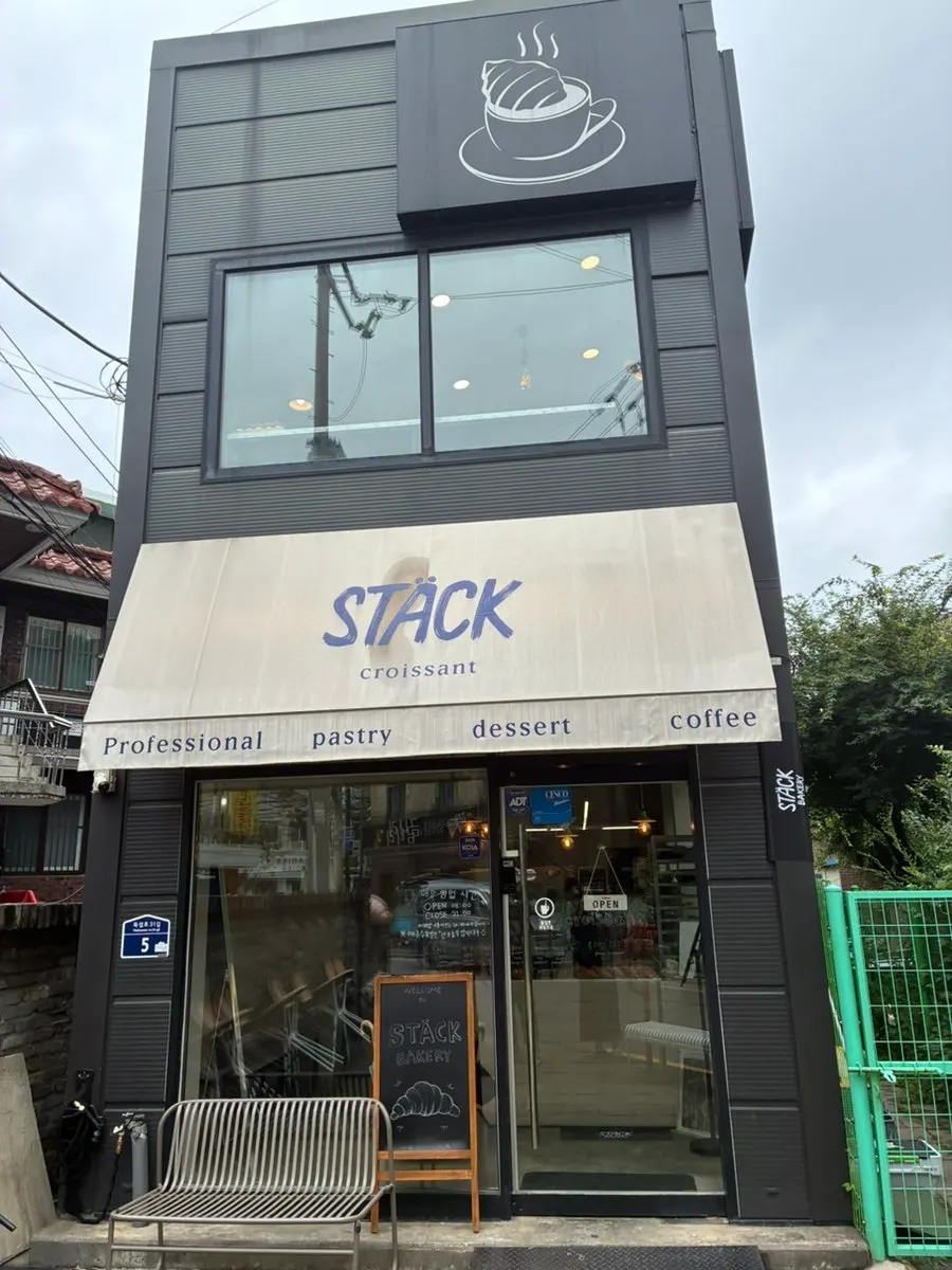 建大入口駅のベーカリーカフェ、スタックベーカリーの外観