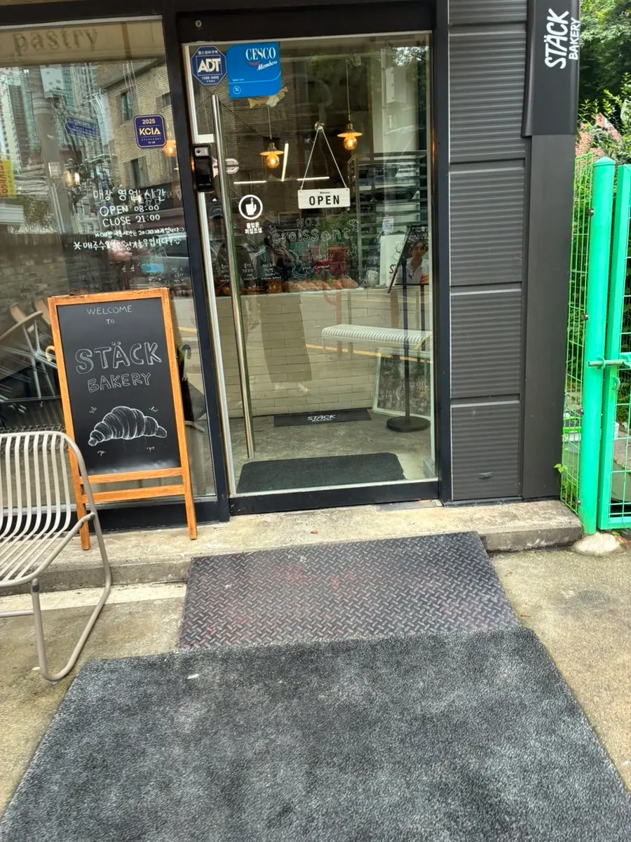 パンの味を目当てに訪れたスタックベーカリーの店内