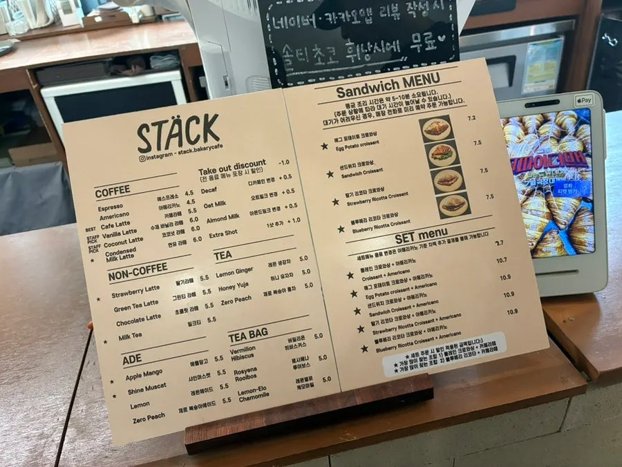 スタックベーカリーのベーカリーカフェの空間