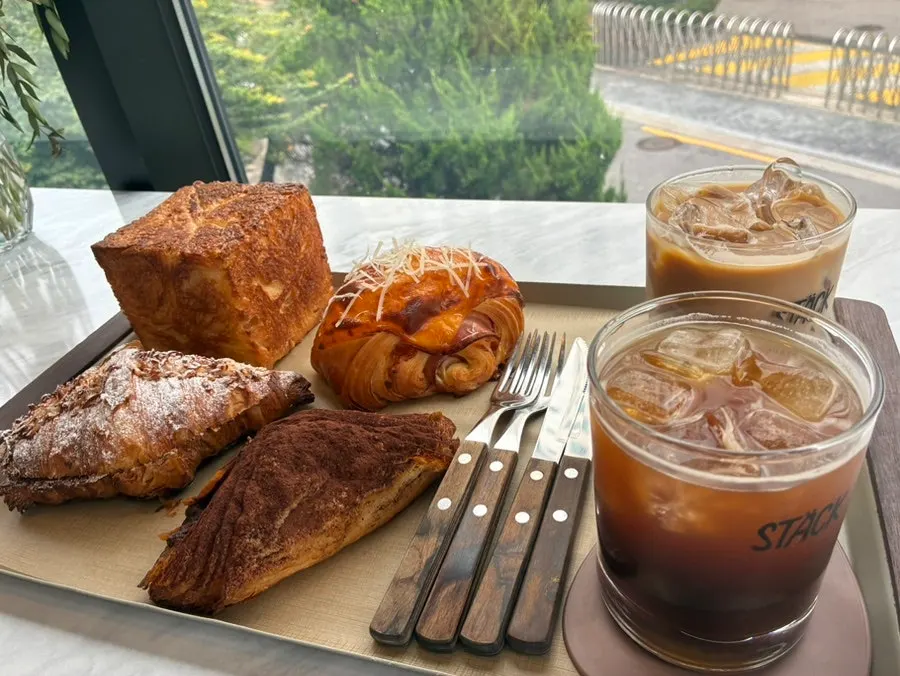 コーヒーと合わせたスタックベーカリーのパン