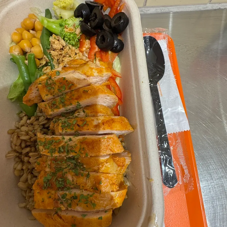 Chicken oat protein box with chicken breast and oats
