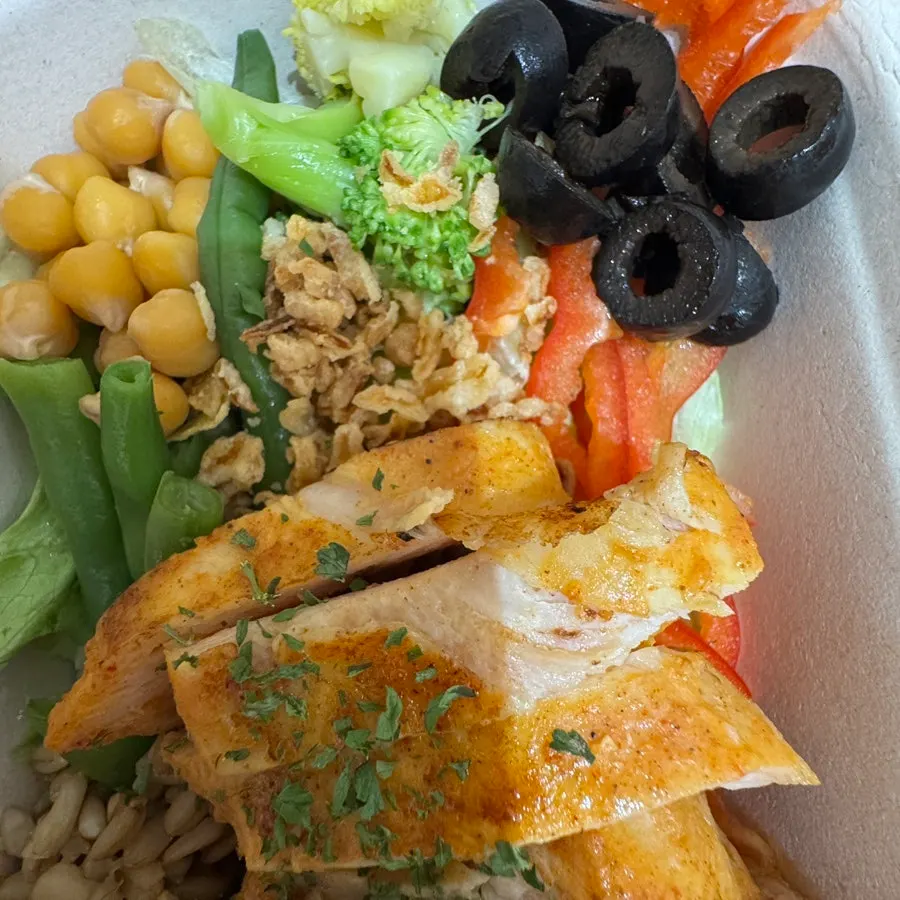 Protein box with oat rice and vegetables mixed together