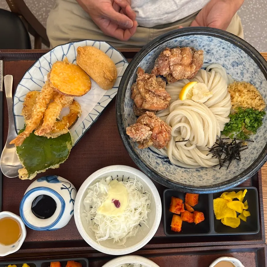 Imagen de los sets de toriten y ebi tempura udon
