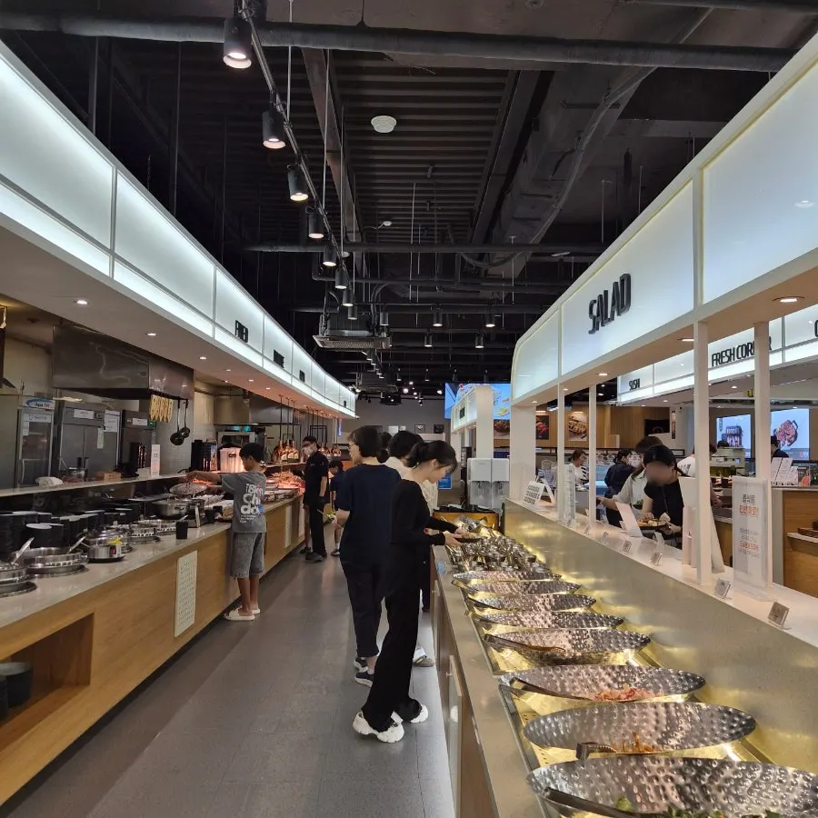 Busy dining hall at Kuu Kuu Nowon Branch on a weekend lunch