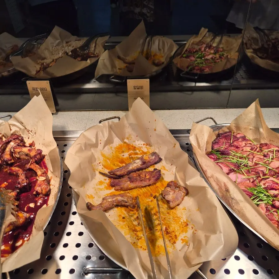 Buffet food display at Kuu Kuu Nowon Branch