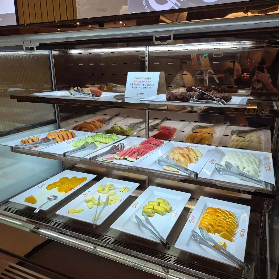 Display shelf with desserts
