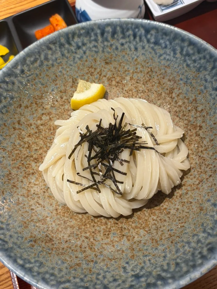 Sanuki men bukkake udon topped with seaweed flakes